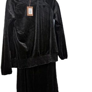 Begonia NWT Women’s Black velour Set Luxurious top and skirt XL